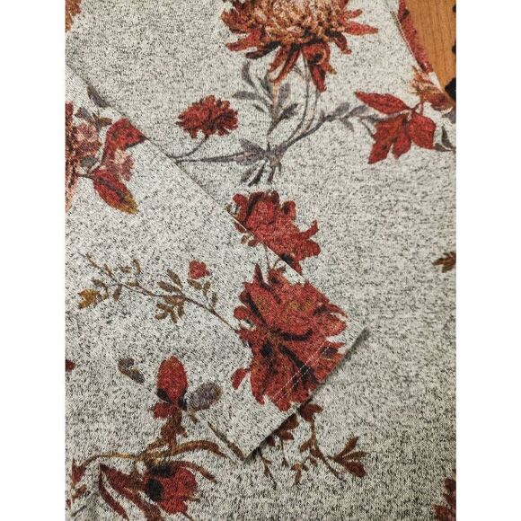 Maurices 2x Floral Twist Back V Neck Tee (R) - Picture 3 of 8